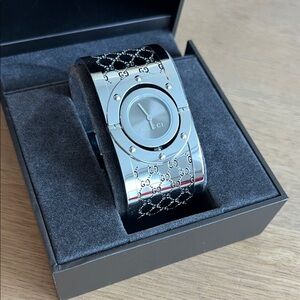 Gucci stainless steel bangel bracelet watch NEW Swiss Made